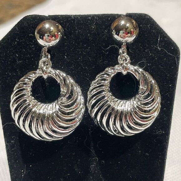 Vintage screw back earrings - Picture 1 of 4